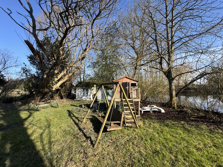 Uitzicht op het eiland vanuit het moeras